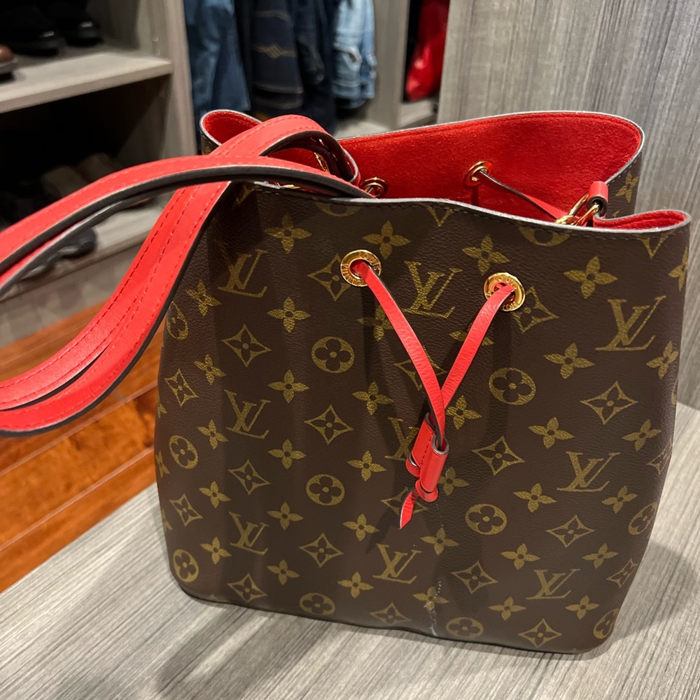 Like new Louis Vuitton bucket bag! With organizer! ❤️❤️❤️